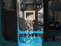 Engenheiro a pôr em funcionamento uma máquina de gelo de tubo